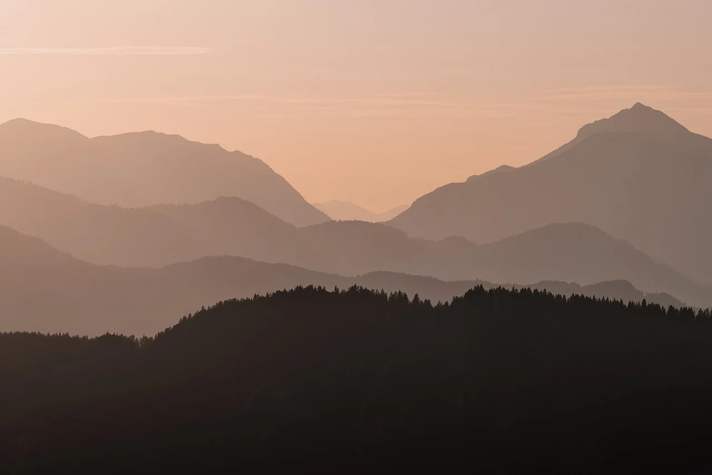 红杏云机场测评:Trojan 中转 + Hysteria2 直连的高性能加速方案